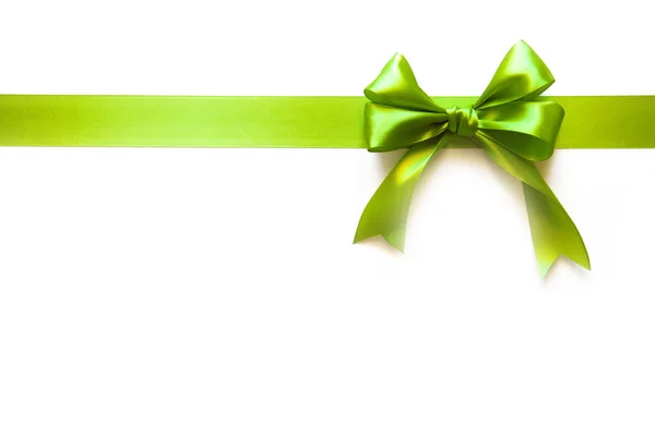 白い背景に贈り物として弓を持つ緑のリボン — ストック写真