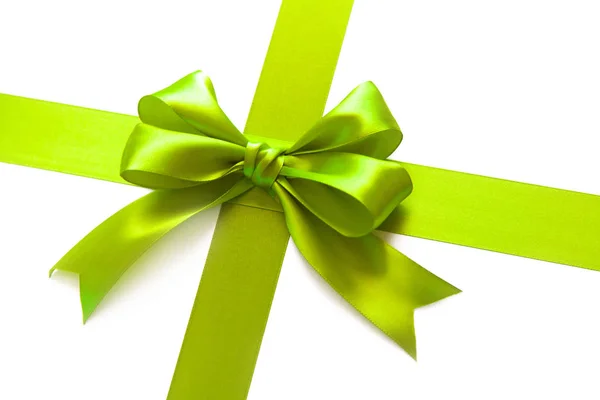 Cinta verde con lazo como regalo sobre fondo blanco — Foto de Stock