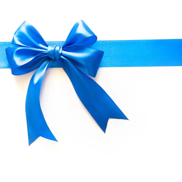 Fita azul com um arco como presente em um fundo branco — Fotografia de Stock