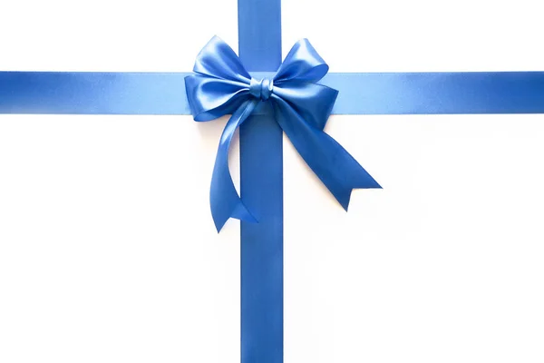 Синя стрічка з бантом у подарунок на білому тлі — стокове фото