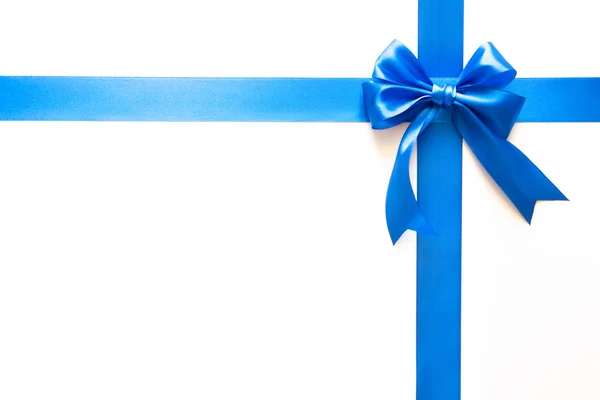 Nastro blu con fiocco come regalo su sfondo bianco — Foto Stock