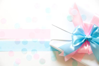 Aynı anda bir erkek ve bir kız için bir hediye. Sürpriz. Saten Ri