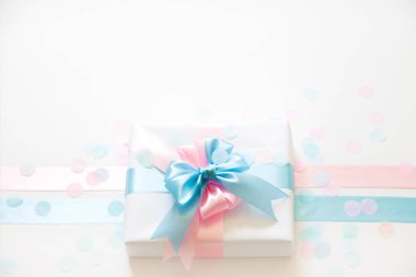 Aynı anda bir erkek ve bir kız için bir hediye. Sürpriz. Saten Ri