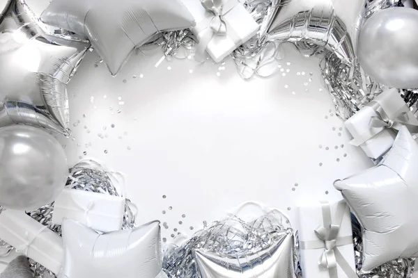Silberne und weiße Geschenke. Luftballons in Form von Sternen. Lametta und — Stockfoto