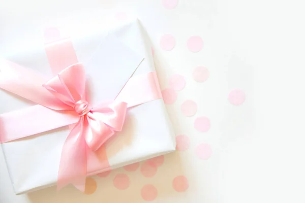 Un regalo para una chica. Sorpresa. Cinta de raso rosa con lazo . — Foto de Stock