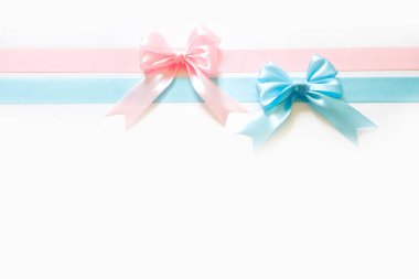 Mavi ve pembe geniş saten şerit bir yay ile. Beyaz arka plan. Bı