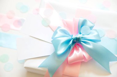 Aynı anda bir erkek ve bir kız için bir hediye. Sürpriz. Saten Ri