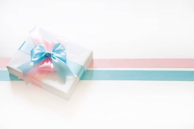 Aynı anda bir erkek ve bir kız için bir hediye. Sürpriz. Saten Ri