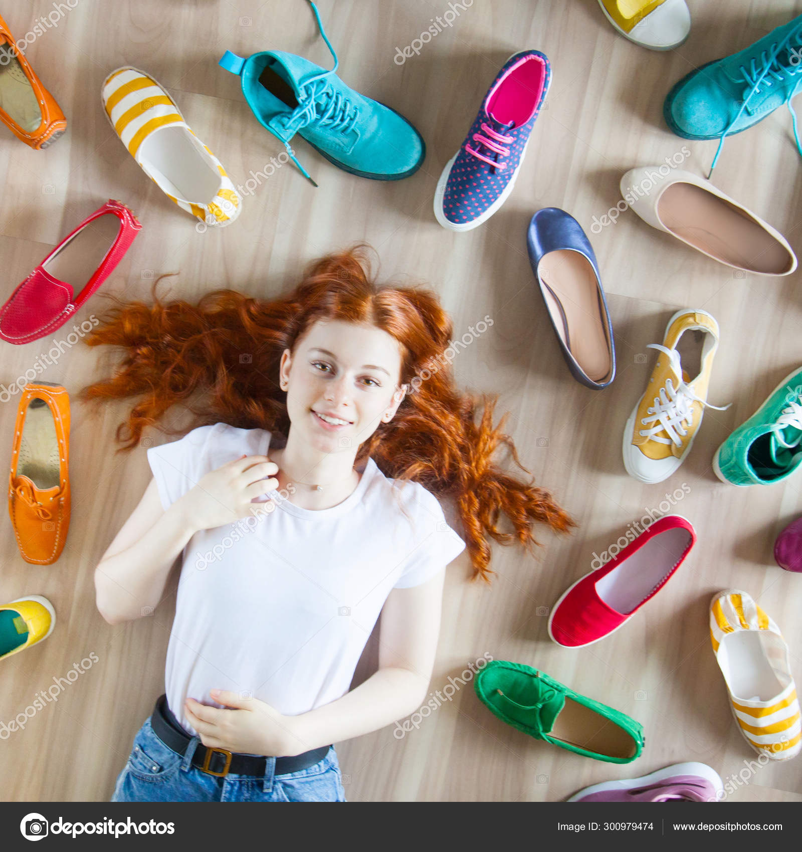 Muitos sapatos femininos coloridos no ch o. Uma mulher escolhe a