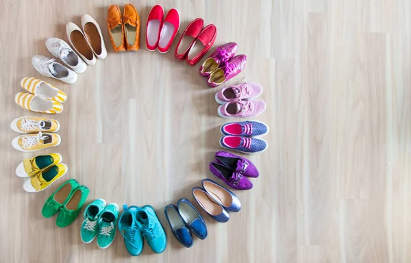 Coleção de sapatos femininos em fundo de madeira — Fotografia de Stock