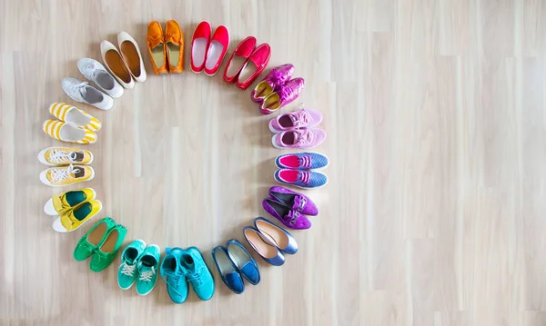 Colección de zapatos femeninos sobre fondo de madera — Foto de Stock