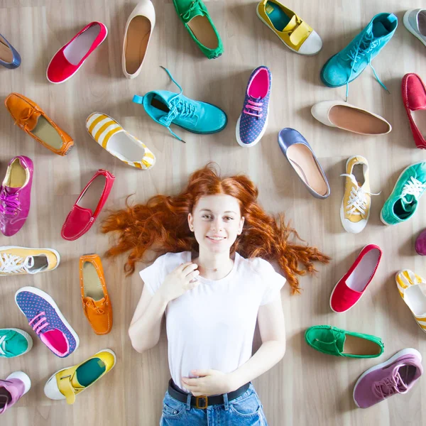 Viele farbige Damenschuhe auf dem Boden. eine Frau wählt ihre — Stockfoto