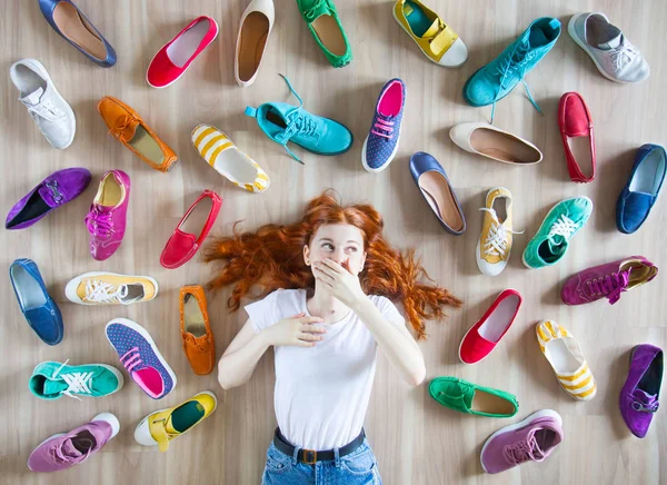 Mädchen wählt Schuhe im Zimmer auf Holzgrund — Stockfoto