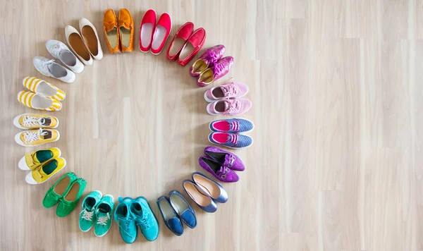 Colección de zapatos femeninos sobre fondo de madera — Foto de Stock