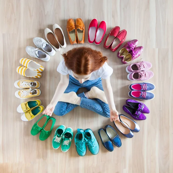 Buty damskie są w kręgu. Młoda dziewczyna wybiera. — Zdjęcie stockowe