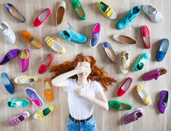 Viele farbige Damenschuhe auf dem Boden. eine Frau wählt ihre — Stockfoto