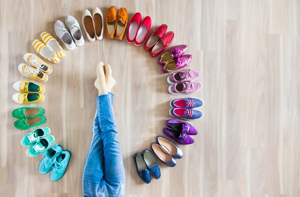 女孩选择鞋在房间里的木制背景 — 图库照片