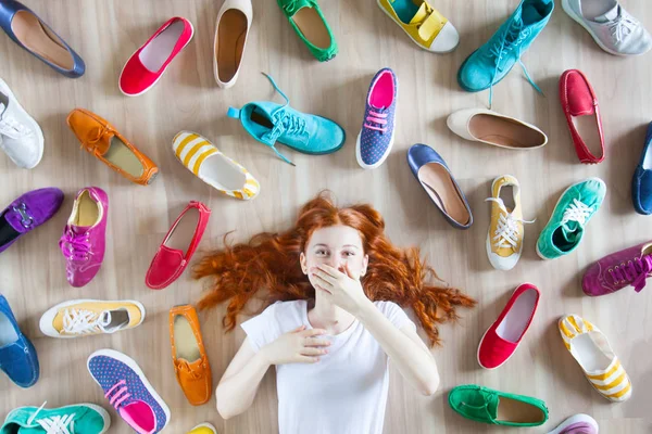 Viele farbige Damenschuhe auf dem Boden. eine Frau wählt ihre — Stockfoto