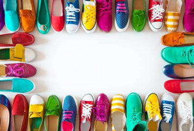 Beyaz bir arka plan üzerinde çeşitli renk parlak kadın gençlik ayakkabıları.