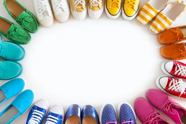 Zapatos juveniles femeninos brillantes de varios colores sobre un fondo blanco . —  Fotos de Stock