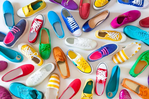 Dużo kolorowych butów młodzieżowych kobiet bez obcasów. Tenisówki, SL — Zdjęcie stockowe