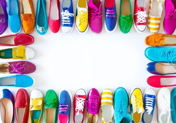 Un sacco di scarpe da donna colorate giovanili senza tacchi. Sneakers, sl — Foto Stock