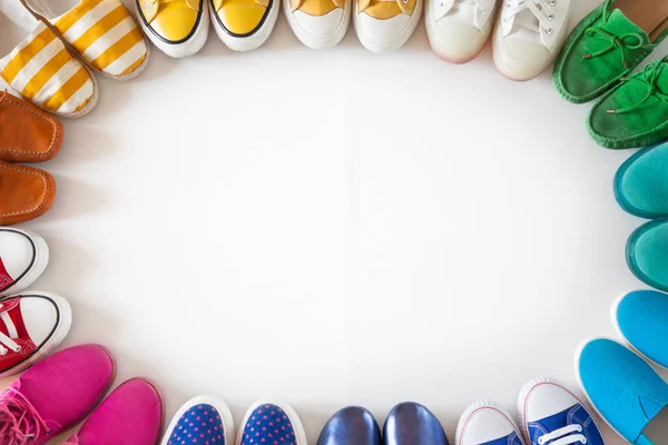 Dużo kolorowych butów młodzieżowych kobiet bez obcasów. Tenisówki, SL — Zdjęcie stockowe