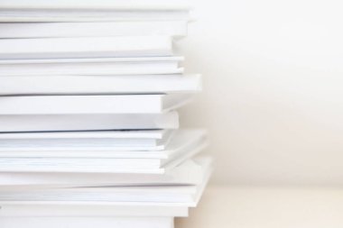 Beyaz arkaplan üzerine beyaz kitap yığını