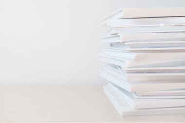 Beyaz arkaplan üzerine beyaz kitap yığını