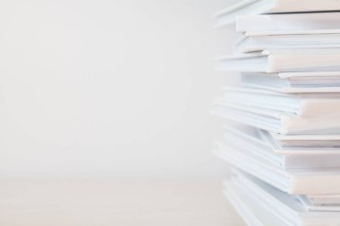 Beyaz arkaplan üzerine beyaz kitap yığını