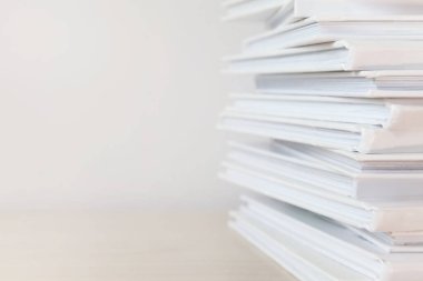 Beyaz arkaplan üzerine beyaz kitap yığını