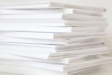 Beyaz arkaplan üzerine beyaz kitap yığını
