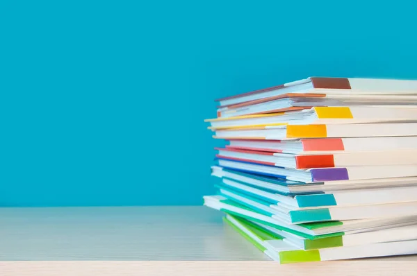 Pilha de livros coloridos sobre fundo de cor . — Fotografia de Stock