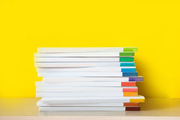 Pilha de livros coloridos sobre fundo de cor . — Fotografia de Stock