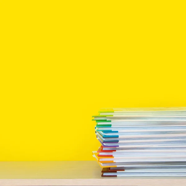 Stapel bunter Bücher auf farbigem Hintergrund. — Stockfoto