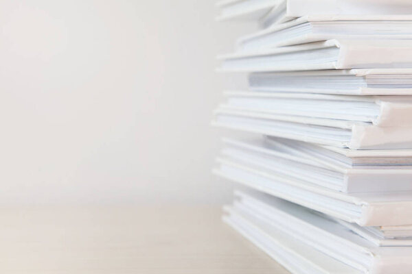 Стопка белых книг на белом фоне
