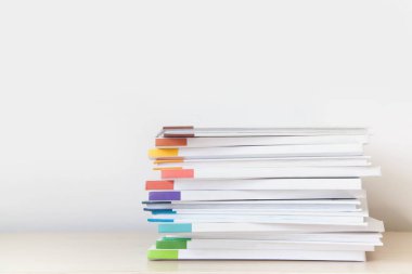 Beyaz arkaplan üzerine beyaz kitap yığını