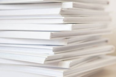 Beyaz arkaplan üzerine beyaz kitap yığını