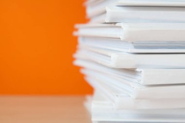 Renkli arkaplan üzerine beyaz kitap yığını. 