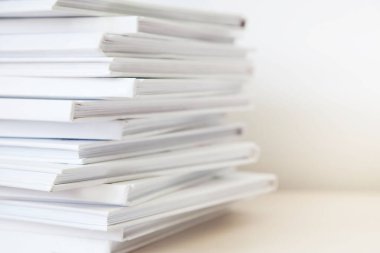 Beyaz arkaplan üzerine beyaz kitap yığını