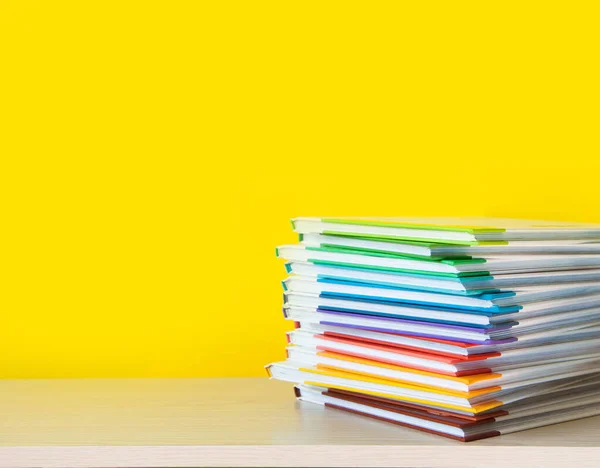 Stapel bunter Bücher auf farbigem Hintergrund. — Stockfoto
