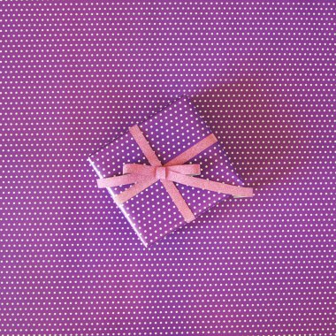 Menekşe benekli pembe kurdeleli Violet hediyesi.