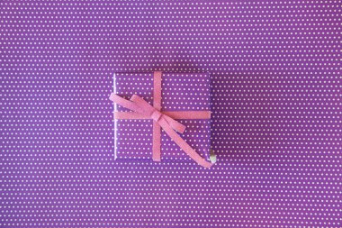 Menekşe benekli pembe kurdeleli Violet hediyesi.