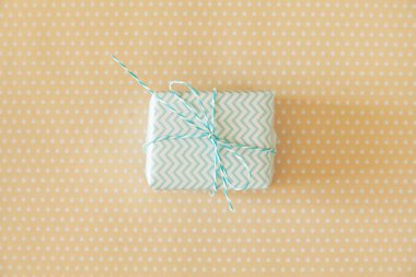 Mavi hediye, üzerinde açık mavi kurdele olan brige benekli sırt grou.