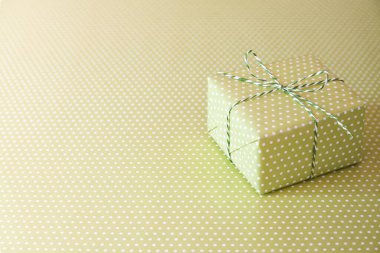 Yeşil benekli kurdeleli yeşil hediye.