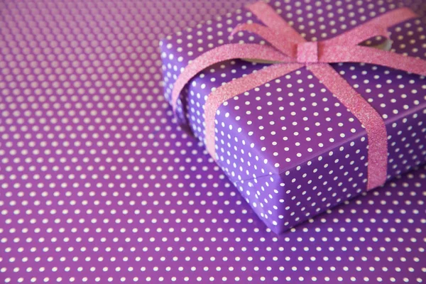 Menekşe benekli pembe kurdeleli Violet hediyesi. — Stok fotoğraf