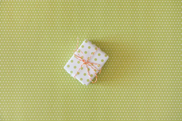 녹색 폴카 점 배경에 리본이 달린 녹색 선물 — 스톡 사진