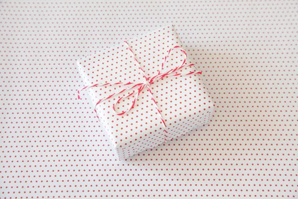 Kırmızı benekli beyaz hediye ve arkaplan — Stok fotoğraf