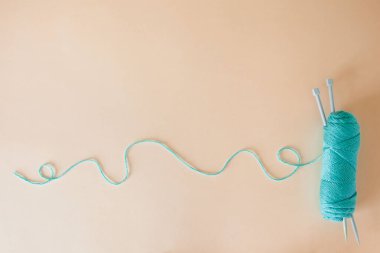 Renkli iplik topları ve örgü iğnelerinin üst görüntüsü. Mercan Yaşamı