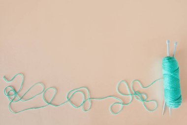 Renkli iplik topları ve örgü iğnelerinin üst görüntüsü. Mercan Yaşamı